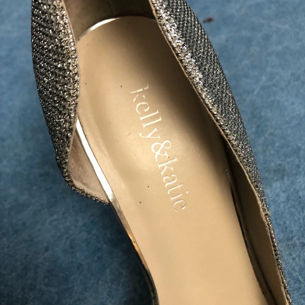 Tahari 8 1/2 medium silver heels. Barely worn - Picture 5 of 10